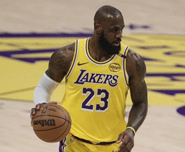 开云体育平台APP-湖人惊险取胜开拓者！詹姆斯上篮得分关键