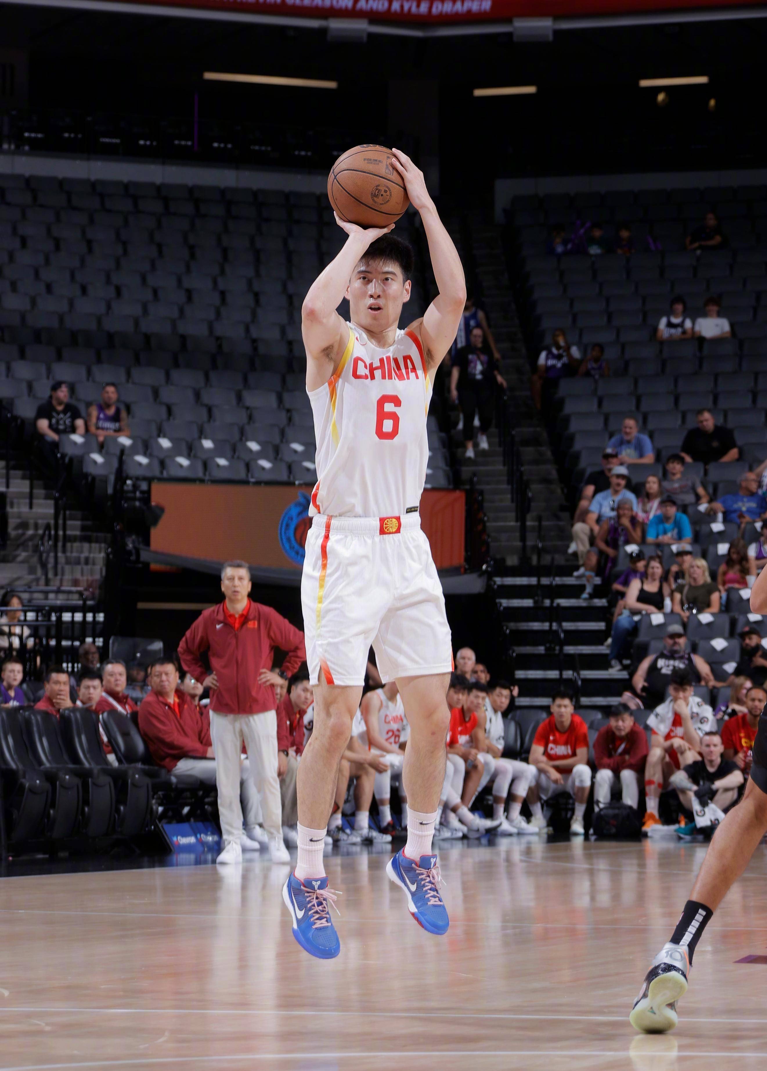 开云官网-精彩一瞬间！球员投篮绝杀引发观众欢呼的简单介绍