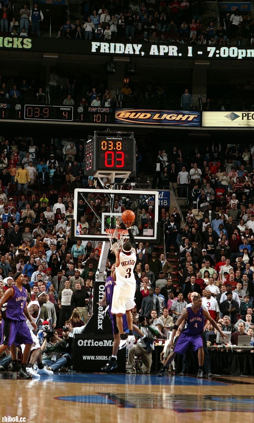 精彩一瞬间!球员投篮绝杀引发观众欢呼的简单介绍 精彩一瞬间!球员投篮绝杀引发观众欢呼的简单介绍