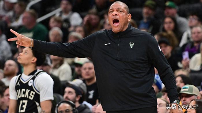 雄鹿主帅因伤离场，助教代替指挥