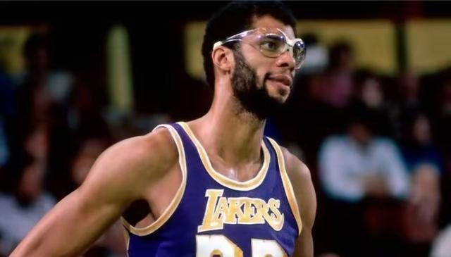 开云体育下载-联盟最佳防守球员获得殊荣，表现引人注目