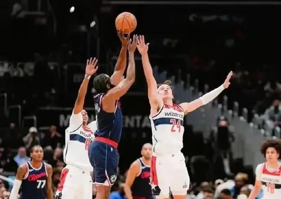 一场激烈比赛中,球队获得重要胜利 一场激烈比赛中,球队获得重要胜利