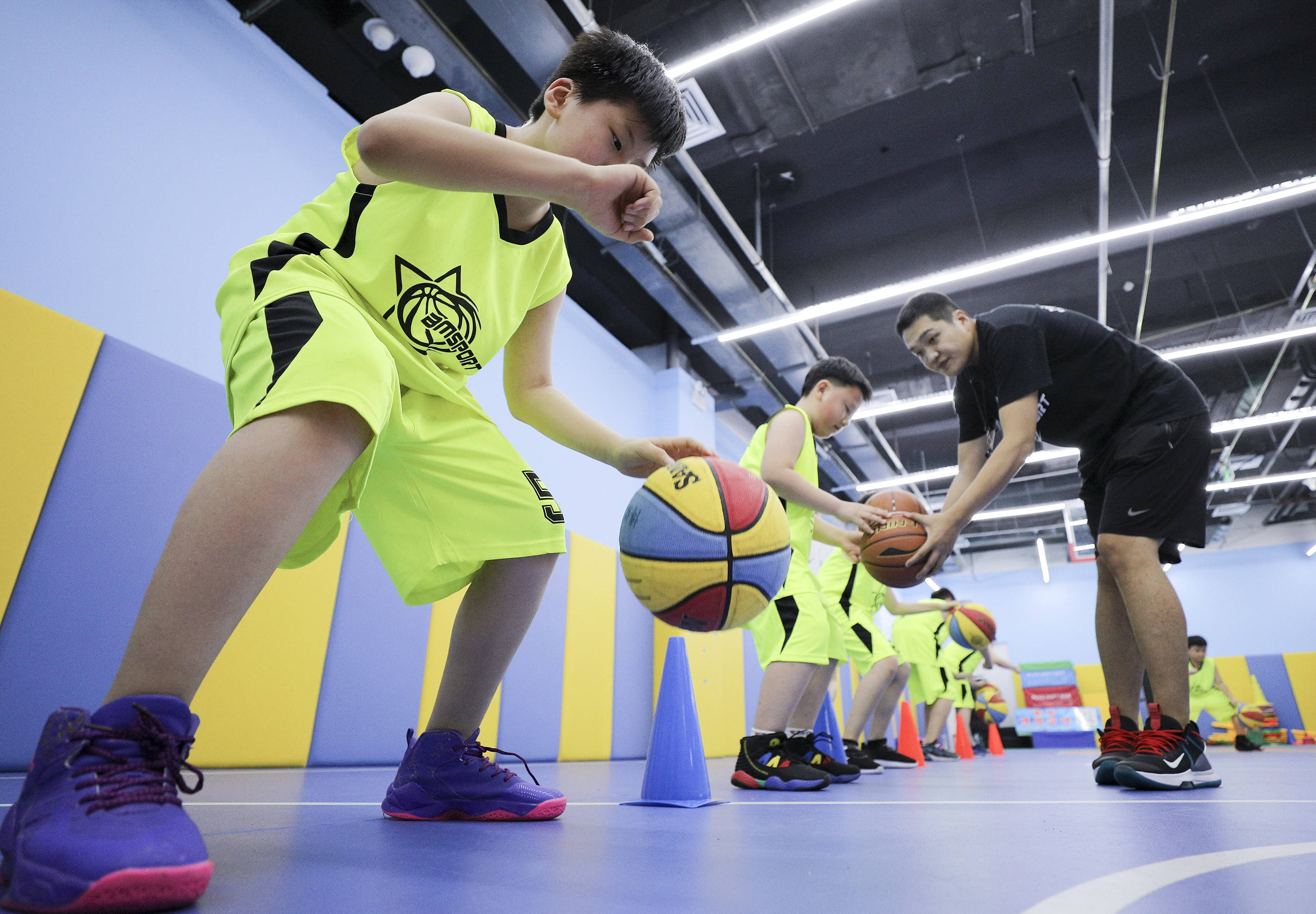 开云体育在线-篮球教练公布训练新计划，瘦身效果显著