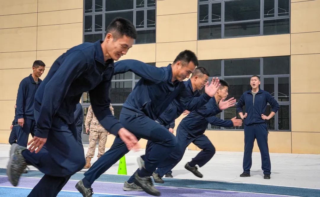 运动员们在培训营中刻苦训练，备战比赛