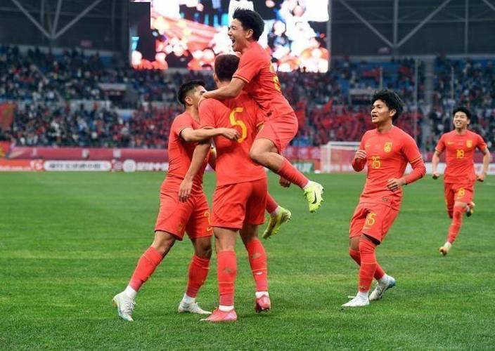 开云下载-惊险胜利引发观众欢呼，球员展现实力