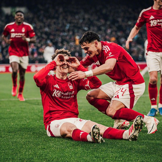 罗马老将力挽狂澜,带领球队逆转取胜 罗马老将力挽狂澜,带领球队逆转取胜