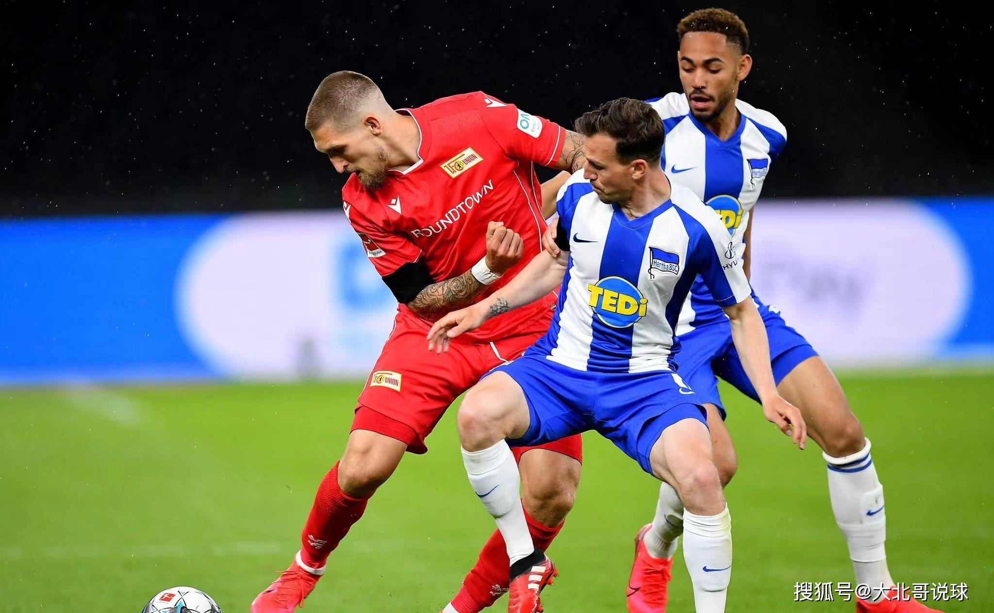 关于足球场上半场比赛颇具看点，球员实力备受关注的信息