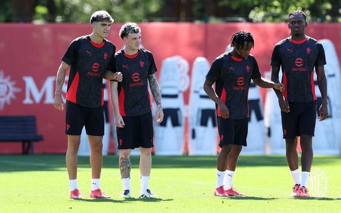 开云体育中国-包含AC米兰球员火爆情绪，主教练调整心态备战的词条