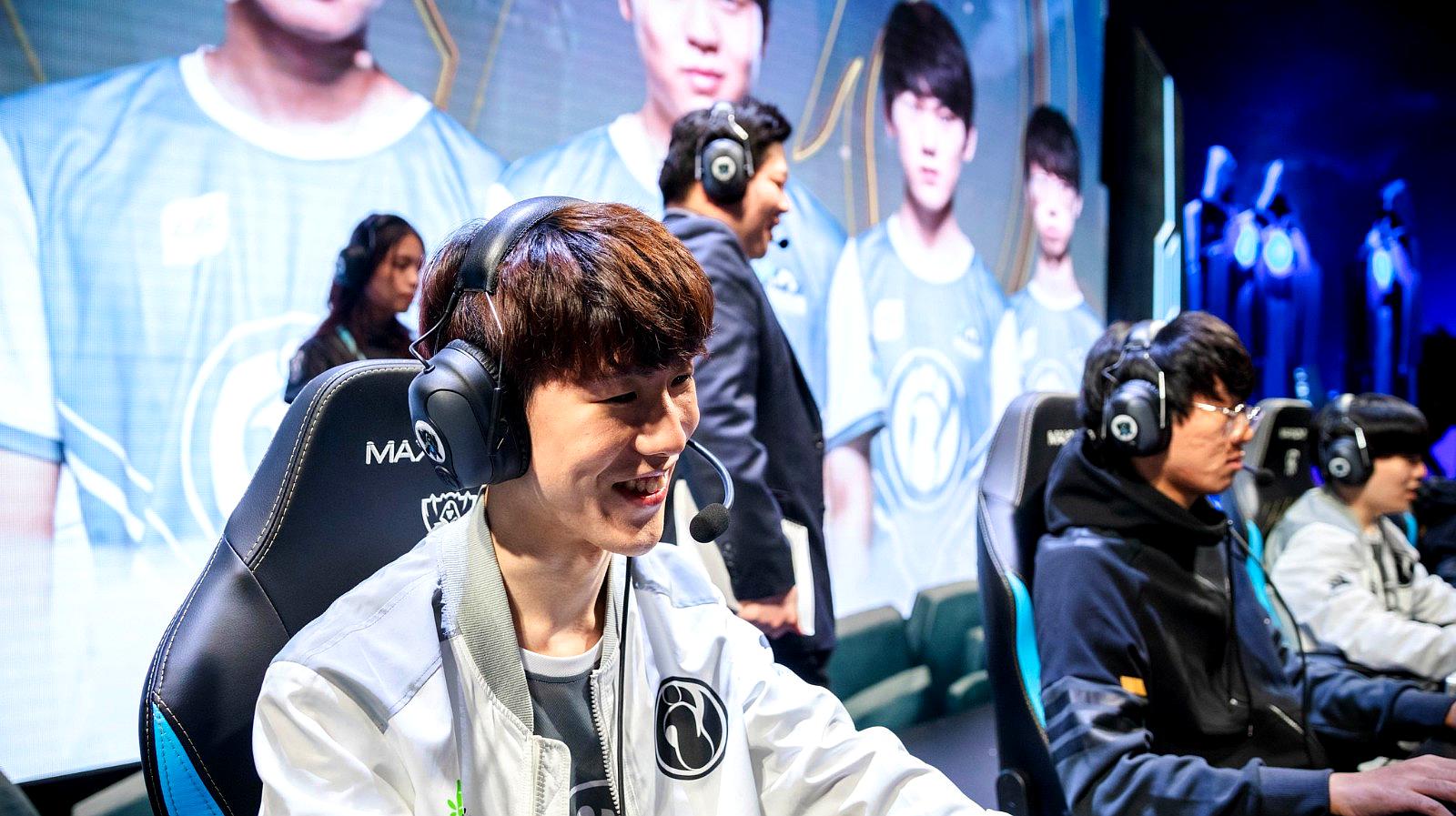 开云下载-DFM横扫BLG，Uzi操刀奇招英雄翻盘全球总决赛3:2（巴黎）