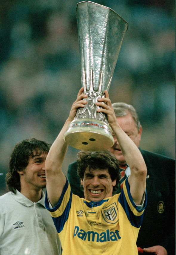 帕尔马防线表现出色,遏制对手攻势 帕尔马防线表现出色,遏制对手攻势