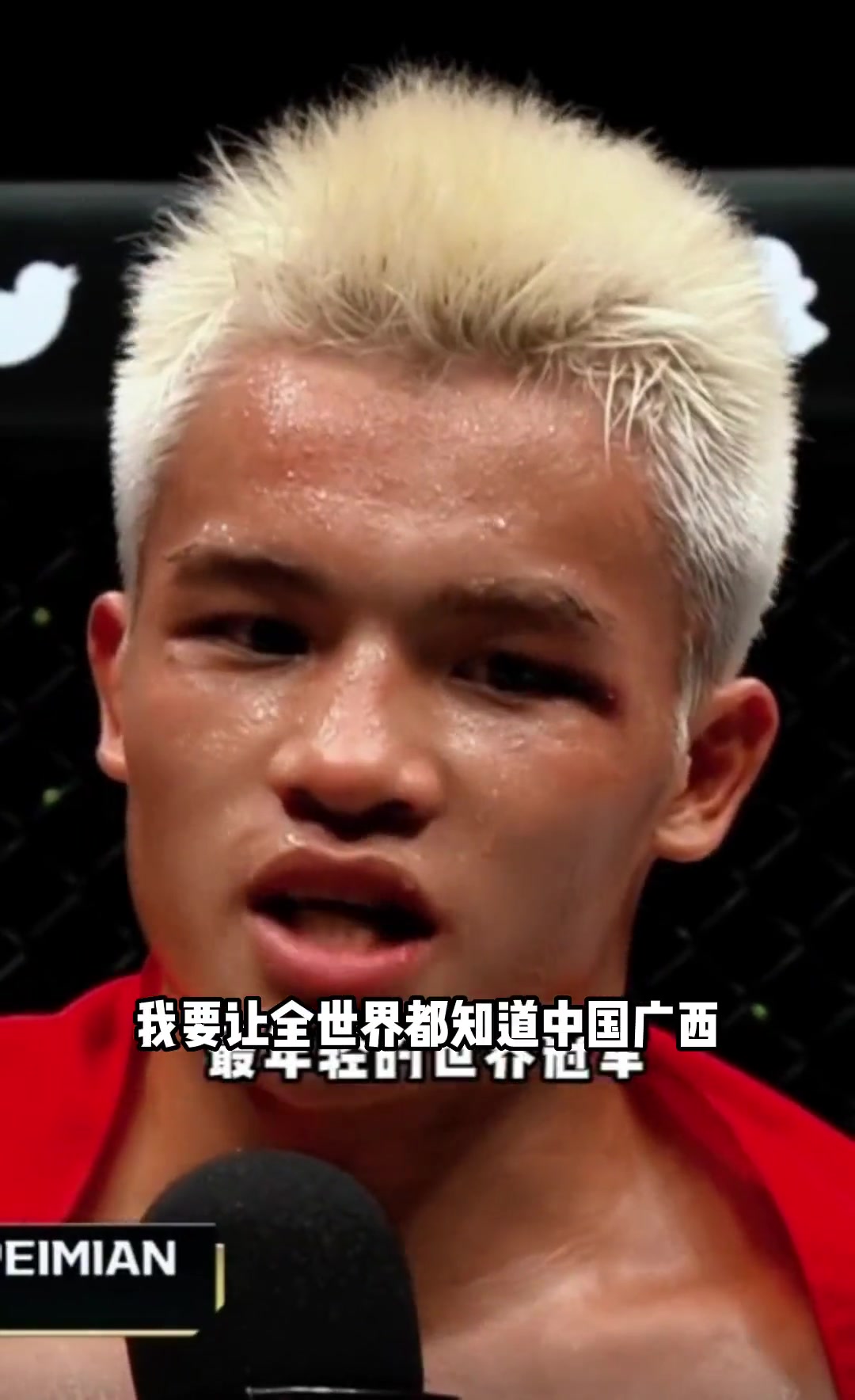 拳击擂台上的搏击，古巴选手力压对手获胜