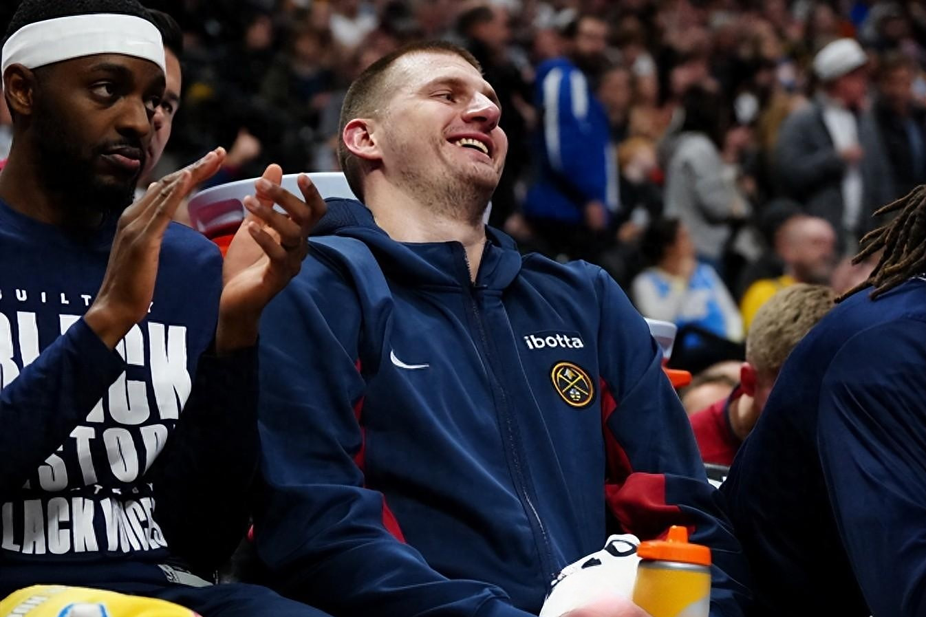 开云体育官网-顶尖球队队员争夺MVP,展现最佳表现